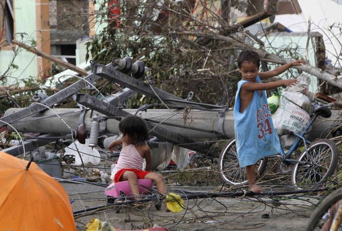 Nạn nhân bão Haiyan tìm thức ăn sót lại trên thi thể Cơn bão đi qua để lại cảnh hoang tàn đổ nát