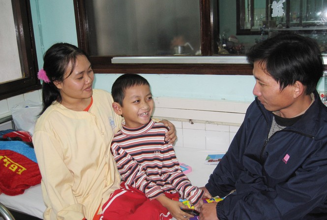 Chuyện cậu bé sáu năm đeo ống thở Huy và bố mẹ trong niềm hạnh phúc vô biên vì khỏi bệnh
