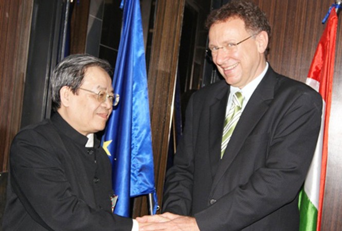 Ông Trương Đăng Dung được trao Huân chương Chữ thập Vàng của Nhà nước Hungary Ông Trương Đăng Dung được trao Huân chương Chữ thập Vàng của Nhà nước Hungary
