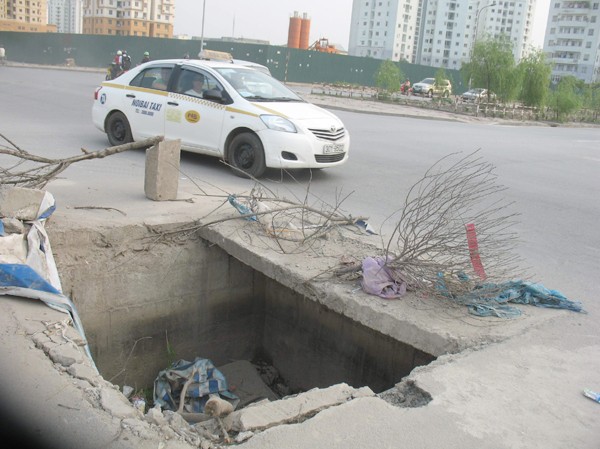 Nguy hiểm cống mất nắp 'nuốt' người Phóng viên Tiền Phong chưa phải là nạn nhân duy nhất sa xuống cống không nắp này Ảnh: Đình Thắng