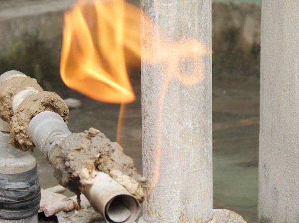 Khoan tìm nước, gặp phải lửa Khoan tìm nước, gặp phải lửa