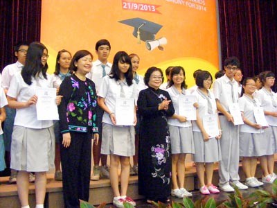 Trao hàng chục ngàn suất học bổng cho học sinh, sinh viên nghèo Trao hàng chục ngàn suất học bổng cho học sinh, sinh viên nghèo
