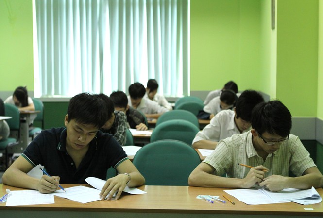 Nếu tự chủ, các trường tuyển sinh thế nào? Thí sinh thi Toán và Tư duy logic tại ĐH FPT