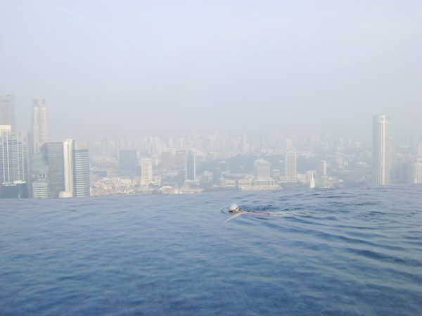 Gặp cha đẻ con thuyền khổng lồ ở vịnh Marina Bể bơi Vô Cực trên đỉnh Marina Bay Sands
Ảnh: lan anh