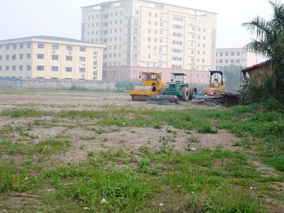 Triển khai dự án đường sắt đô thị đầu tiên của Hà Nội Sau hai lần khởi công khu deport dự án vẫn là bãi đất trống với máy móc
ngổn ngang Ảnh: T. Đảng