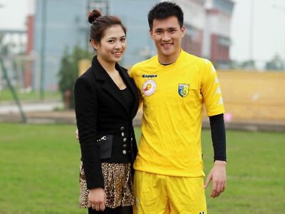 Công Vinh xuất hiện cùng cô gái lạ Công Vinh xuất hiện cùng cô gái lạ