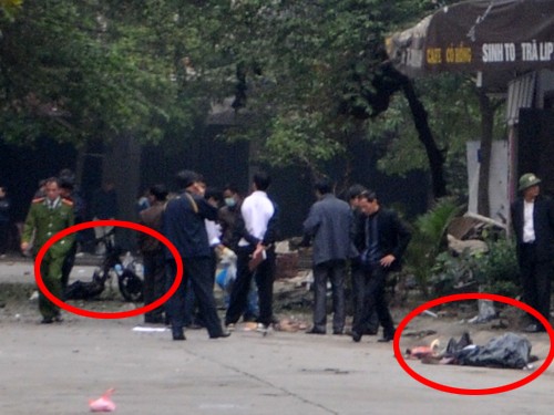 Vụ nổ khiến hai người chết ở Bắc Ninh liên quan đến ân oán giang hồ? Chiếc xe máy cháy trơ khung, và một phần thi thể nạn nhân còn nằm lại hiện trường