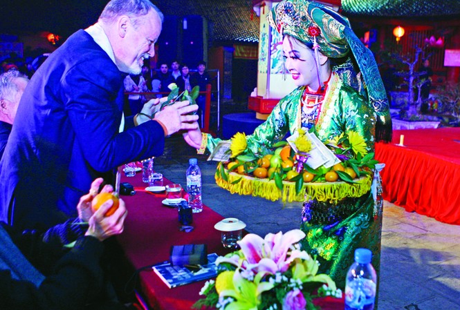 Thơ nội, thơ ngoại cùng cất tiếng Nhà thơ David Mckirdy nhận lộc trong dạ hội Thơ mùa Xuân đất nước đêm 4-2 tại Văn Miếu