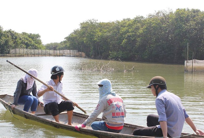 Làm ngư dân ở đầm phá Tam Giang Bạn trẻ làm ngư dân ở đầm phá Tam Giang. Ảnh: Tiểu Bảo