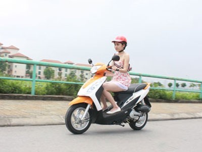 Những sai lầm của phụ nữ khi đi xe máy Những sai lầm của phụ nữ khi đi xe máy
