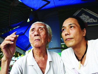 Đờn ca tài tử - nghệ thuật ngẫu hứng hàng đầu thế giới Nhà nghiên cứu Bùi Trọng Hiền (phải) và danh cầm Bảy Bá, tức soạn giả Viễn Châu - tác giả của hơn 2.000 bài vọng cổ và trên 70 vở cải lương
