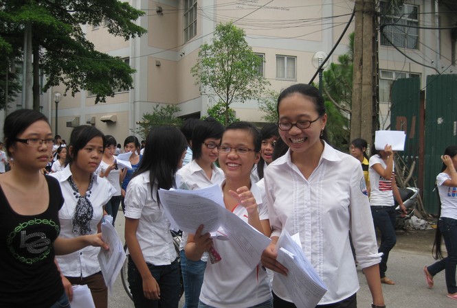 Công bố điểm sàn trước 10-8 Thí sinh vui vẻ ra khỏi phòng thi tại trường ĐH Ngoại thương