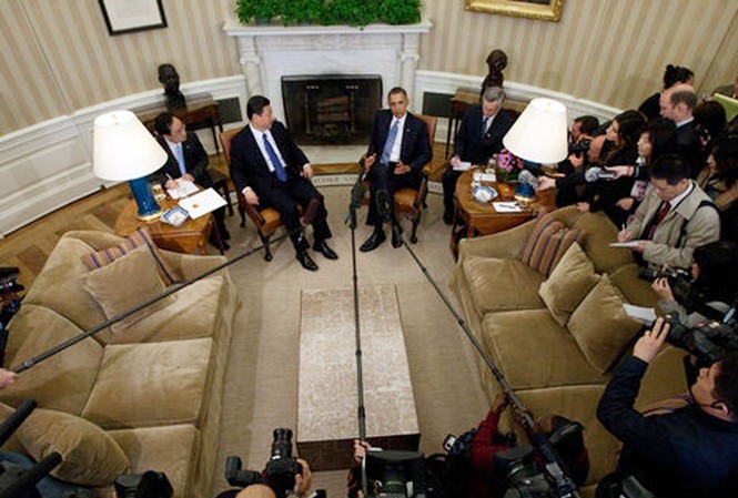 Mỹ coi quan hệ với Trung Quốc là sống còn Tổng thống Mỹ Barack Obama (phải) tiếp Phó Chủ tịch nước Trung Quốc Tập Cận Bình tại Nhà Trắng giữa vòng vây báo chí
Ảnh: The New York Times