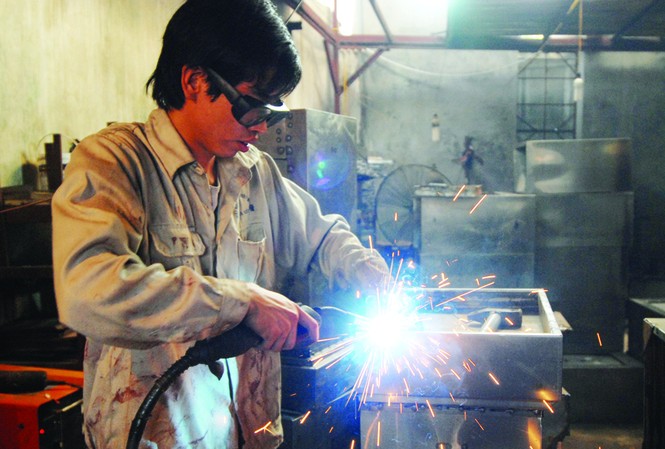 Làng két sắt Anh Lại Văn Thắng, 19 tuổi, công nhân của Xưởng cơ khí, kim khí Việt Tiệp đang hàn két