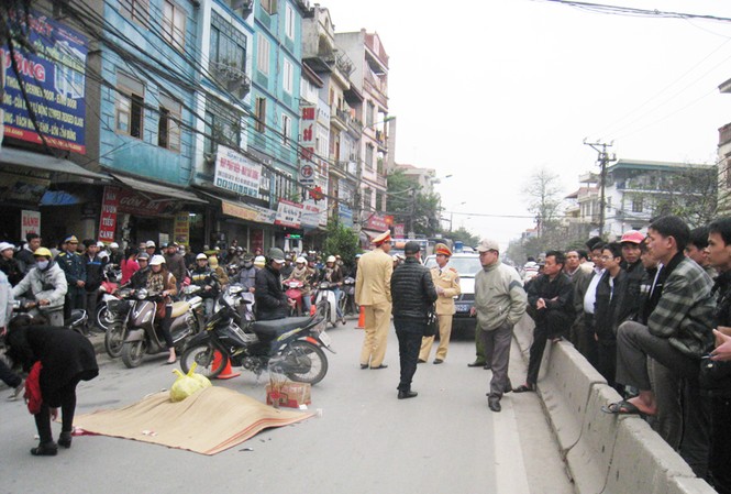 Nam sinh viên tử vong vì ô tô chèn qua người Nam sinh viên tử vong vì ô tô chèn qua người
