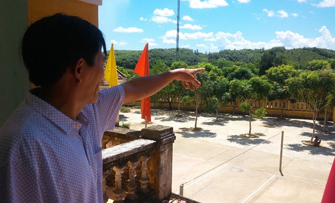Ai thao túng đất nông lâm trường? - Bài 3: Dân không nơi “cắm dùi” Ông Mừng nói “rừng sát ngay hàng rào UB xã nhưng xã không có quyền quản lí”.