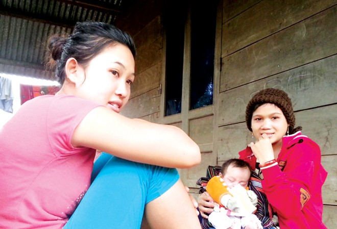 Chuyện bắt chồng ở đèo Phượng Hoàng H’mila (trái) được xem là hoa khôi trong buôn.