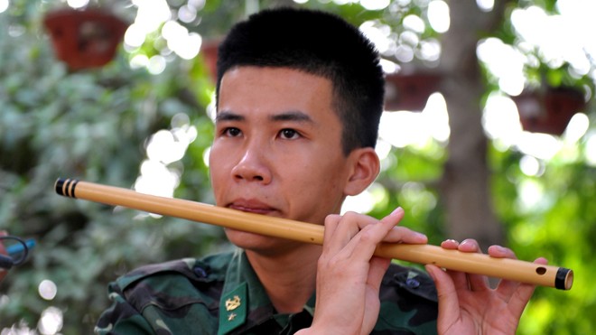 Cây sáo của Đồn Pò Mã Hoàng Thái Sơn đang “phiêu” với giai điệu “Xuân về trên bản Mông” cùng cây sáo. Ảnh: Xuân Tùng.