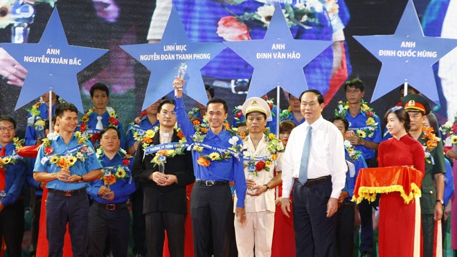 Thanh niên là rường cột của nước nhà Chủ tịch nước Trần Đại Quang trao giải thưởng “15 tháng 10” cho các thanh niên tiêu biểu toàn quốc. Ảnh: Như Ý.