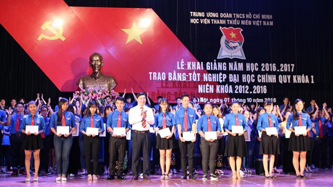 Học viện Thanh thiếu niên Việt Nam: Mái trường đào tạo lãnh đạo trẻ TS Nguyễn Hải Đăng trao bằng tốt nghiệp đại học chính quy khóa I niên khóa 2012-2016 cho sinh viên.
