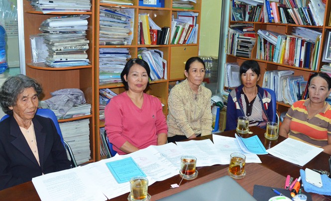 Dân nghèo sập bẫy cò ngân hàng: Cách nào cứu dân? Một nhóm nạn nhân “cò” Hoa tìm đến Ban đại diện báo Tiền Phong khu vực Tây Nguyên.