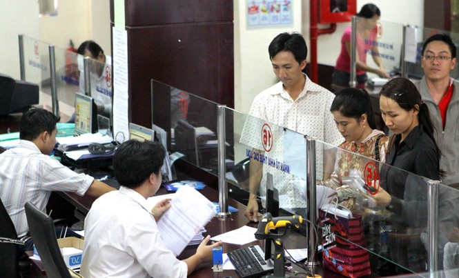 Doanh nghiệp vẫn kêu ca thuế và hải quan Người dân, doanh nghiệp làm thủ tục thuế. Ảnh: Hồng Vĩnh.