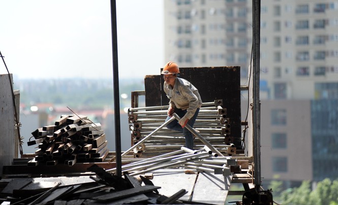 Cảnh báo tai nạn tại công trình xây dựng cao tầng Công nhân làm việc trên công trình cao tầng phải được trang bị bảo hộ, dây an toàn.