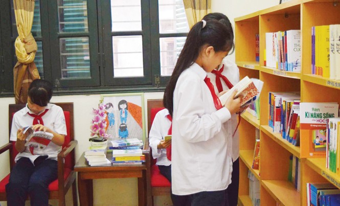 Các trường THCS, THPT ở Hà Nội sẽ có phòng tư vấn tâm lý Học sinh Trường THCS Chu Văn An đến phòng tham vấn tâm lý đọc sách kỹ năng sống. Ảnh: N.H.