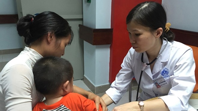 Cảnh báo bệnh tiểu đường ở trẻ sơ sinh Bác sĩ Ngọc khám cho bệnh nhi.