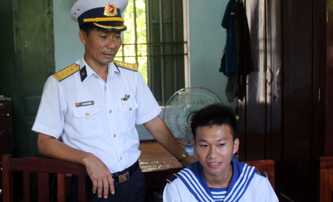 Cha con là đồng đội ở Trường Sa Thượng tá Vũ Duy Khánh và binh nhất Vũ Duy Anh trên đảo Sơn Ca, trước khi cha con chia tay nhau.