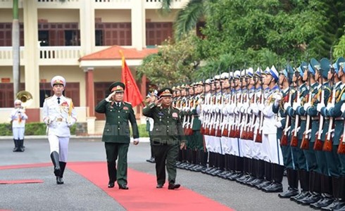 Bộ trưởng Quốc phòng Lào, Campuchia thăm Việt Nam Đại tướng Ngô Xuân Lịch và Thượng tướng Chansamone Channhalat duyệt đội danh dự Quân đội nhân dân Việt Nam.