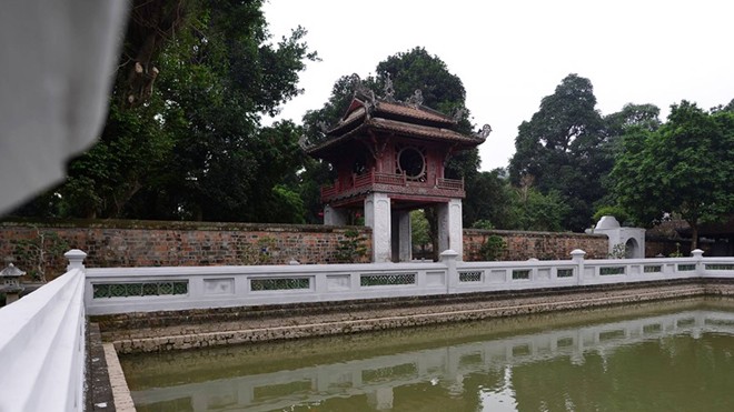 Sửa sang Văn Miếu vì đâu gây tranh cãi? Văn Miếu-Quốc Tử Giám mới quét vôi, tu bổ nhỏ. Ảnh: N.Châu.