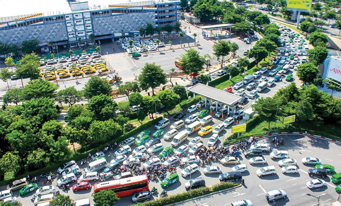 Sân bay Tân Sơn Nhất cao điểm Tết: Thường trực nỗi lo quá tải Cảnh giao thông ùn tắc tại cổng sân bay Tân Sơn Nhất - TP Hồ Chí Minh chiều ngày 9/1. Ảnh: Như Ý.