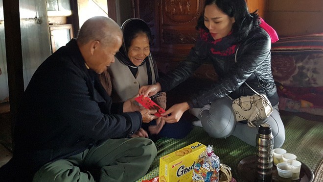 Quà cho người nghèo bãi giữa sông Hồng Bạn trẻ tặng quà tết, lì xì cho vợ chồng ông Thành, bà Thủy ở bãi giữa sông Hồng. Ảnh: Quang Lộc.