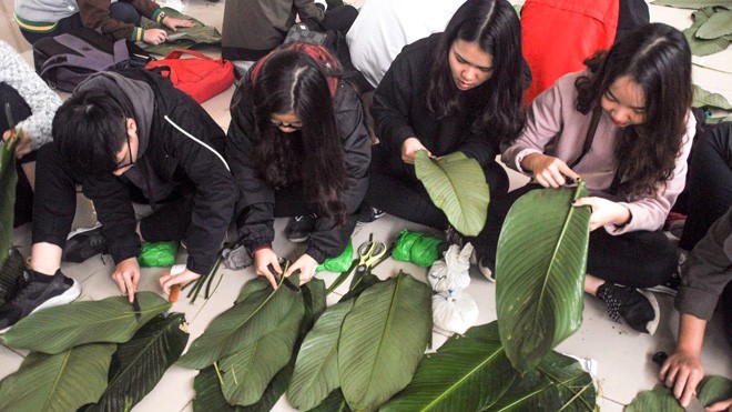 Tết ý nghĩa cho người trẻ Các bạn trẻ tham gia gói bánh chưng trong chương trình “Tết Ấm áp 2017”.
