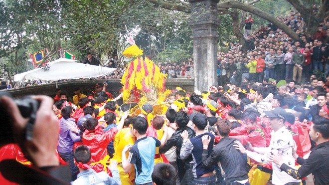 Vào mùa tranh cướp lộc Cướp hoa tre, trầu cau ở Hội Gióng đền Sóc vẫn rất hăng nhưng may không xảy ra thương tích như vài năm trước. Ảnh: Nguyên Khánh.