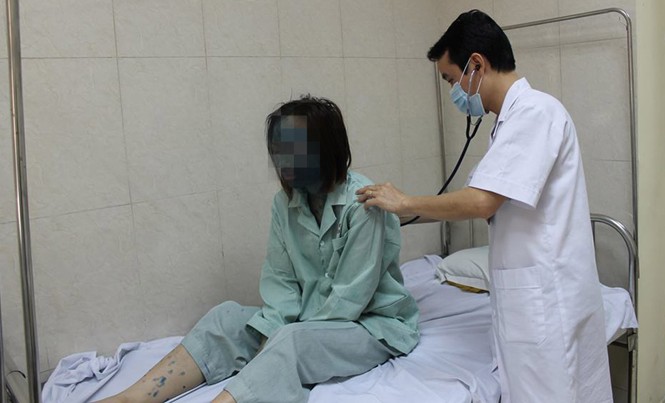 Nhiều người nhập viện vì thủy đậu Bác sĩ chăm sóc bệnh nhân bị thủy đậu tại Bệnh viện E.