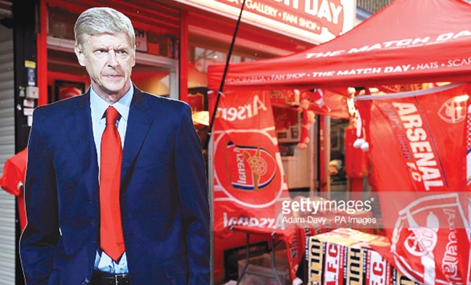 HLV Wenger né tránh chuyện tương lai HLV Wenger dù là HLV gắn bó với một đội bóng lâu nhất hiện nay song đang phải đối mặt với nhiều áp lực từ các CĐV đòi ông phải ra đi. Ảnh: GETTY IMAGES.