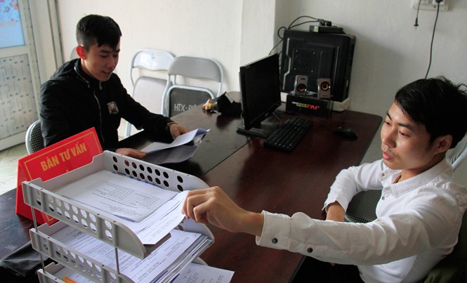 Tích tụ ruộng đất, xuất khẩu nông dân Anh Vũ Văn Trọng, Tư vấn viên Trung tâm Đào tạo lao động xuất khẩu (Sở LĐTB&XH tỉnh Vĩnh Phúc), đang tư vấn cho một thanh niên có nhu cầu đi xuất khẩu lao động. Ảnh: Trường Phong.