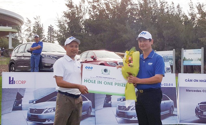 Đánh một gậy, ẵm 7 tỷ Ông Trần Phương (phải) nhận giải thưởng từ cú đánh hole-in-one. Ảnh: T.Đạt.