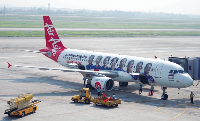 Đầu năm sau có thêm hàng không giá rẻ? Máy bay của AirAsia đang hoạt động tại Sân bay Nội Bài. Ảnh: Sỹ Lực.
