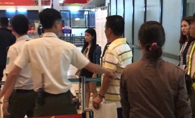 Đánh an ninh hàng không, dọa giết nhân chứng vẫn được “tha bổng” Lực lượng an ninh sân bay Đồng Hới khống chế đối tượng gây rối (ảnh cắt từ clip).