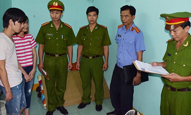 Nở rộ kinh doanh đa cấp lừa đảo trên mạng Cơ quan Công an đọc lệnh bắt, khám xét 2 đối tượng hack nick Facebook để lừa đảo tại Huế tháng 6/2016. Ảnh: cand.com.vn.