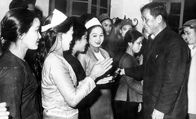 Thanh niên phải sống có chí hướng, có hoài bão Tổng Bí thư Lê Duẩn tại Hòa Bình (ảnh tư liệu).