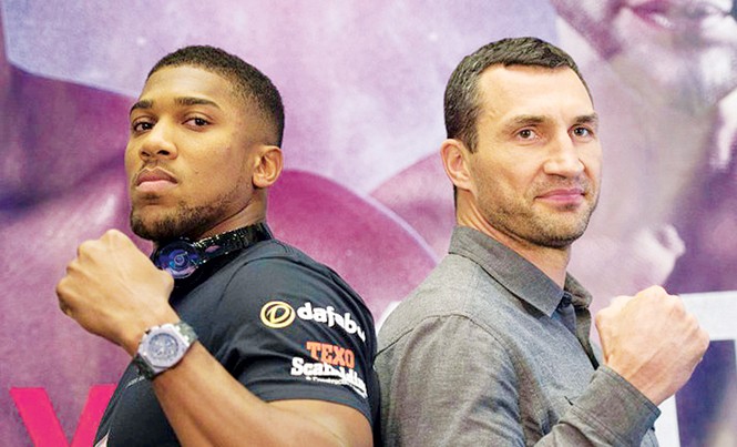“Tiến sĩ búa thép” sẵn sàng tái xuất Klitschko và Joshua trong buổi họp báo trước trận đấu. Ảnh: SKY SPORT.