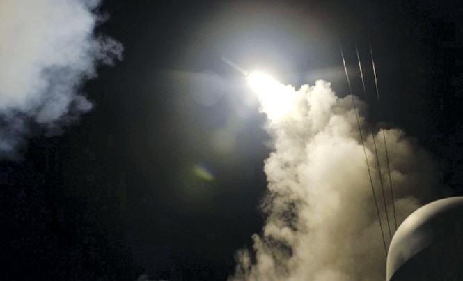 Mỹ lần đầu trực tiếp tấn công quân sự vào syria: Hàm ý của ông Trump Mỹ lần đầu trực tiếp tấn công quân sự vào syria: Hàm ý của ông Trump