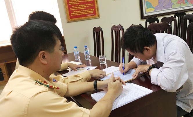 Cán bộ “lệnh” cho xe quay đầu trên cầu Nhật Tân là… lỗi đánh máy Lái xe biển xanh 31A-7284 Cao Mạnh Cường ký vào biên bản vi phạm tại Đội CSGT số 2, Hà Nội sáng 10/4.