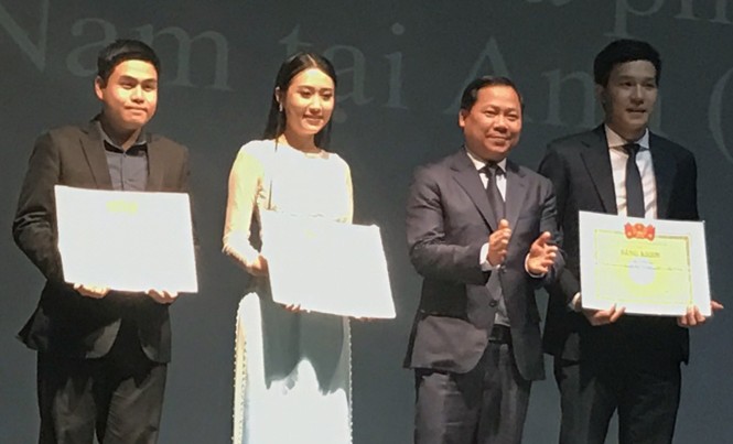 Sinh viên Việt Nam tranh tài tại Vương quốc Anh Bí thư T.Ư Đoàn, Chủ tịch T.Ư Hội LHTN Việt Nam Nguyễn Phi Long tặng giấy khen cho các sinh viên có thành tích xuất sắc trong công tác Đoàn, Hội.