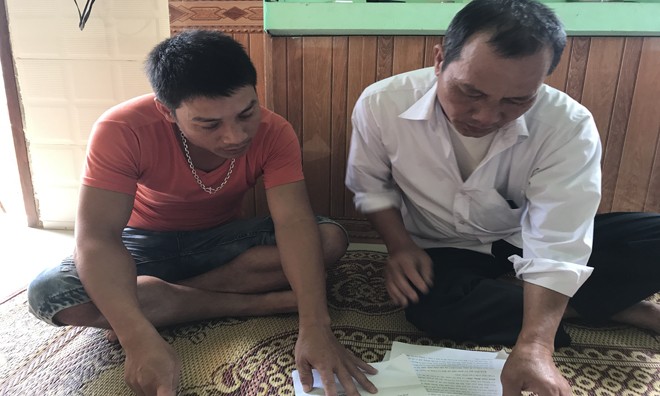 “Nhà báo” Mai Xuân Hiển tiếp tục bị tố lừa đảo Ông Dũng đang cho ông Trương Quang Hiển xem nội dung đơn tố cáo Mai Xuân Hiển.