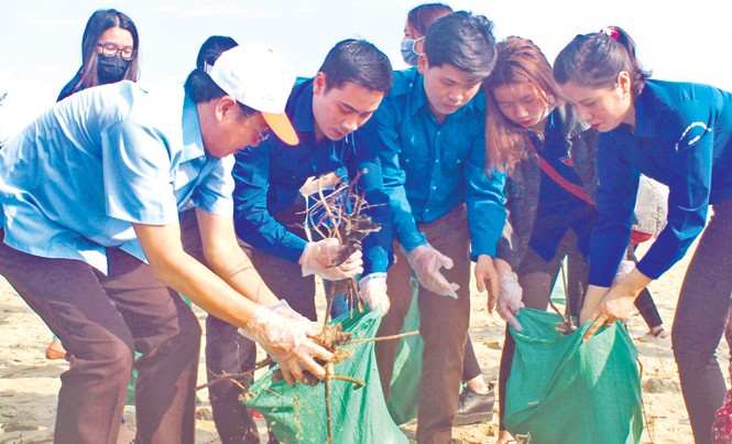 Ưu tiên làm sạch môi trường biển Hưởng ứng Tháng Thanh niên, hàng nghìn bạn trẻ ra quân làm sạch môi trường bờ biển.